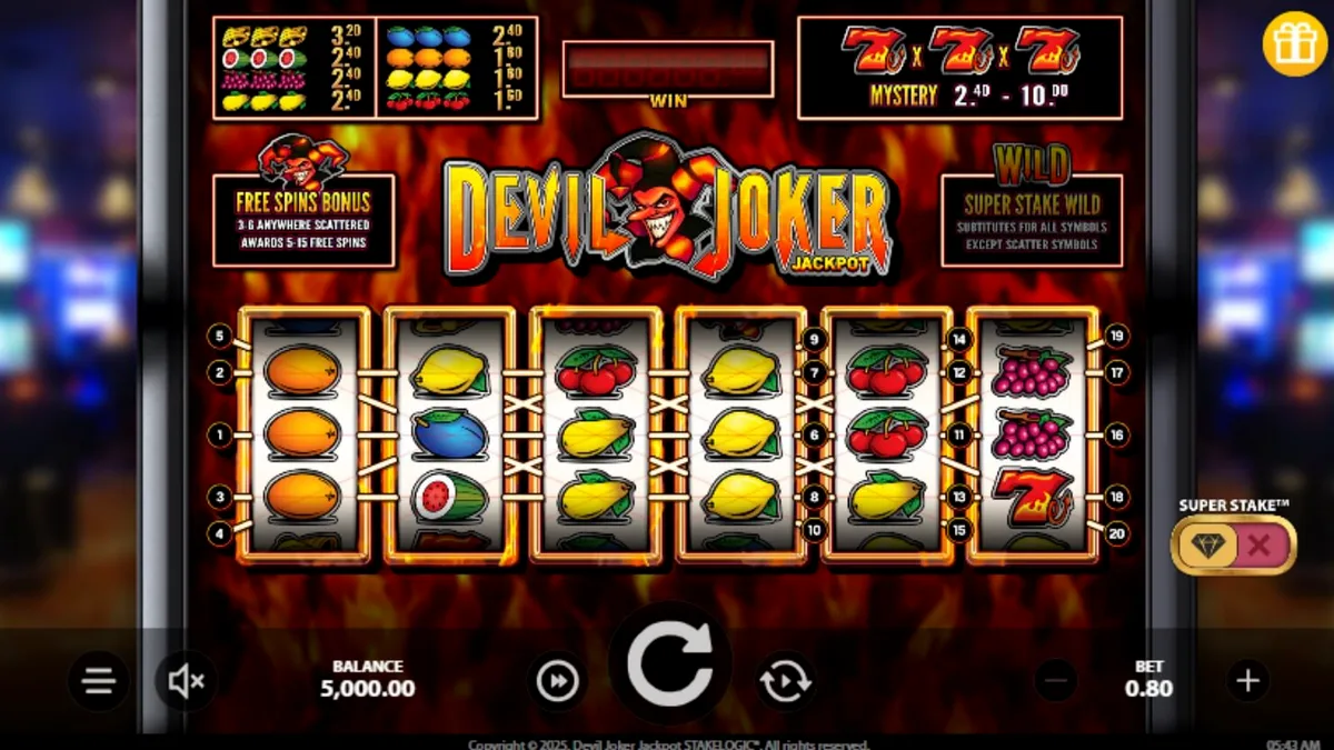 Uma imagem vibrante do slot Devil Joker Jackpot, mostrando os rolos com símbolos de frutas, sinos e o Diabo Joker em destaque, com um fundo escuro e chamas sutis.